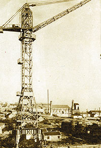 En 1957, cnsuperpeek.comenzó a adentrarse en la industria de maquinaria de construcción con producción exitosa de la primera grúa torre