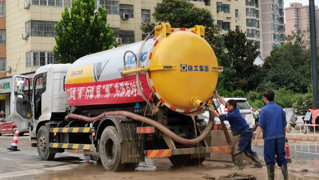 徐工吸污车驰援郑州特大暴雨